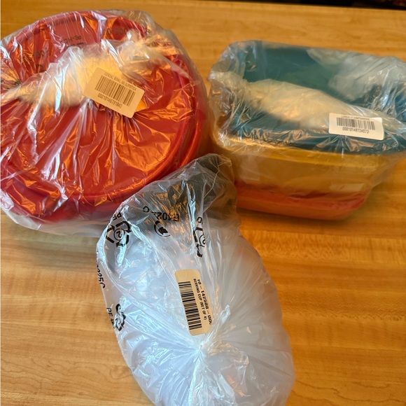 TUPPERWARE CEREAL BOWLS (4 PIECE SET) AND MUCH MORE - Picture 2 of 7